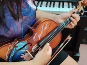 Person plucking the violin strings